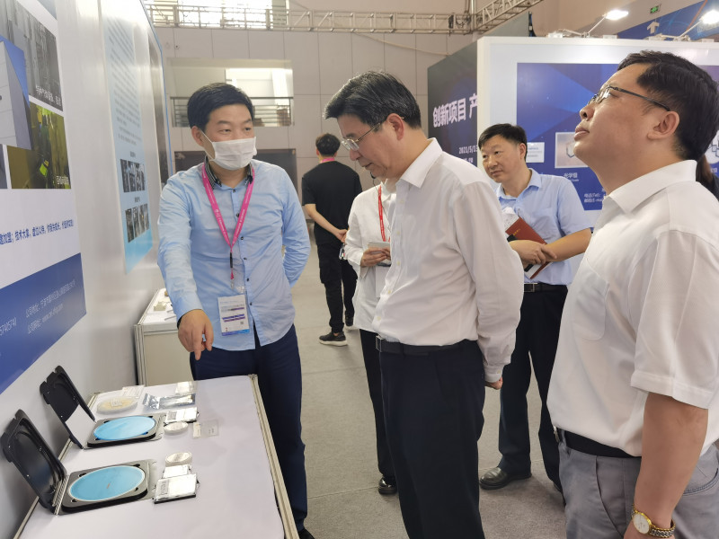 陳炳榮副市長參觀第三代半導(dǎo)體展