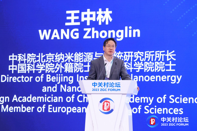 17.中科院北京納米能源與系統(tǒng)研究所所長(zhǎng)、中國(guó)科學(xué)院外籍院士、歐洲科學(xué)院院士王中林做《第三代半導(dǎo)體的壓電電子學(xué)與壓電光電子學(xué)》主題報(bào)告